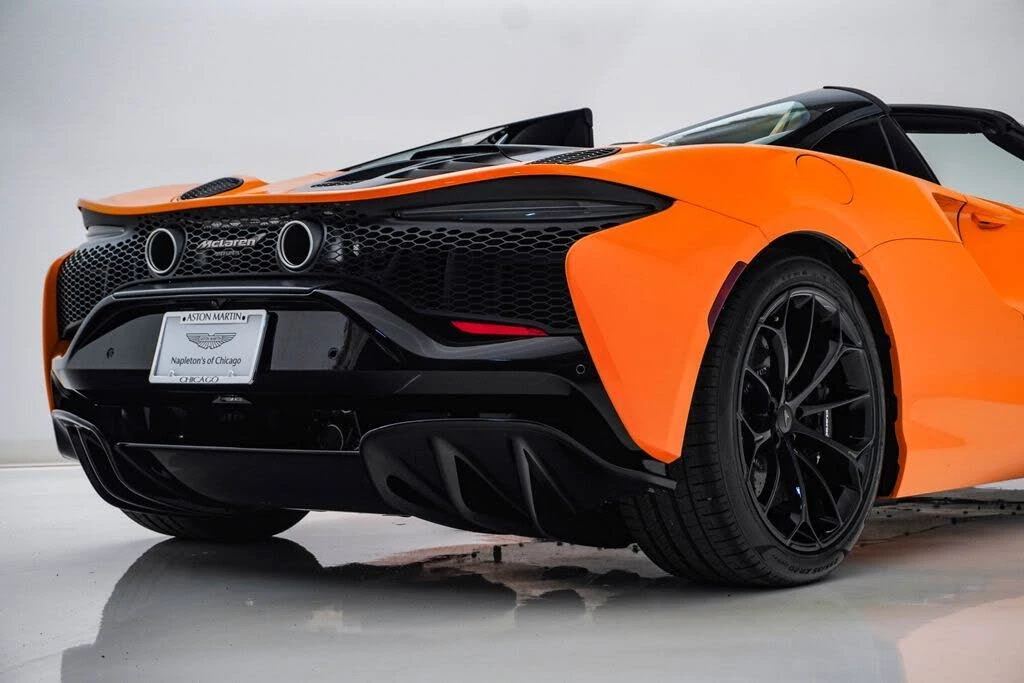 2026 McLaren Artura - Image 15 of 31