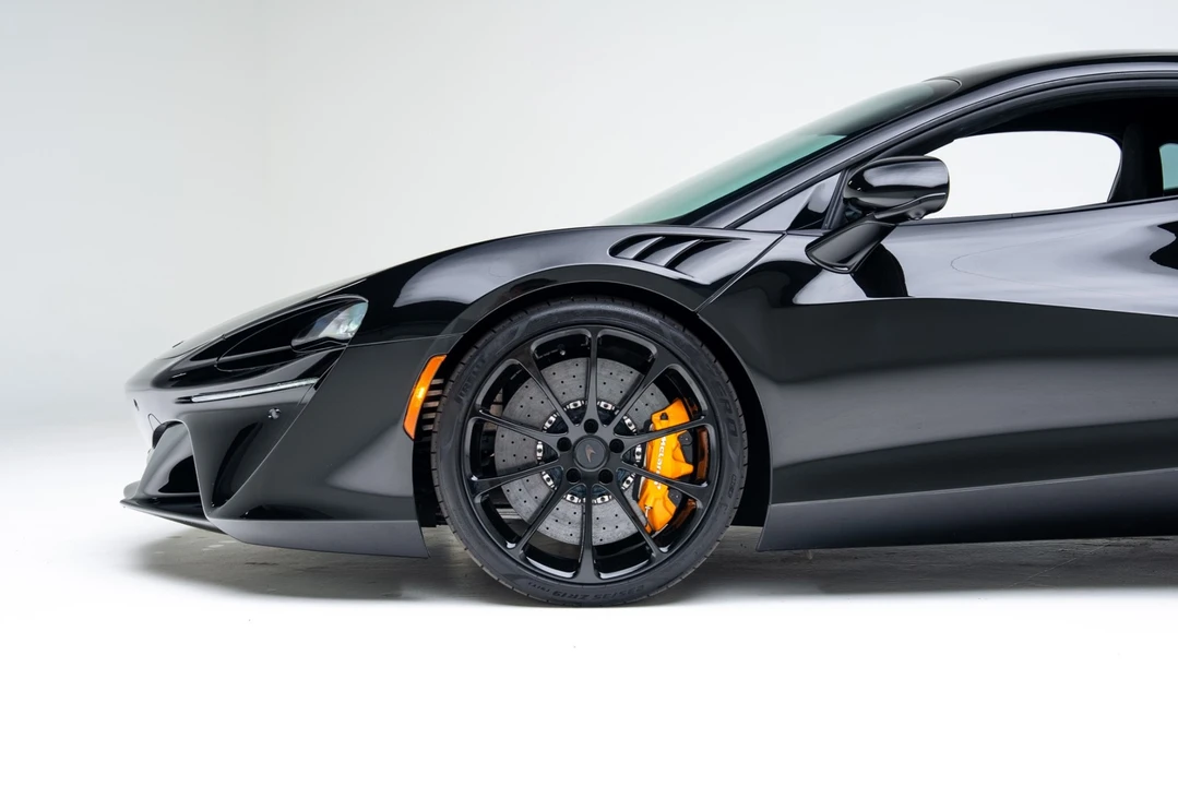 2026 McLaren Artura - Image 15 of 21