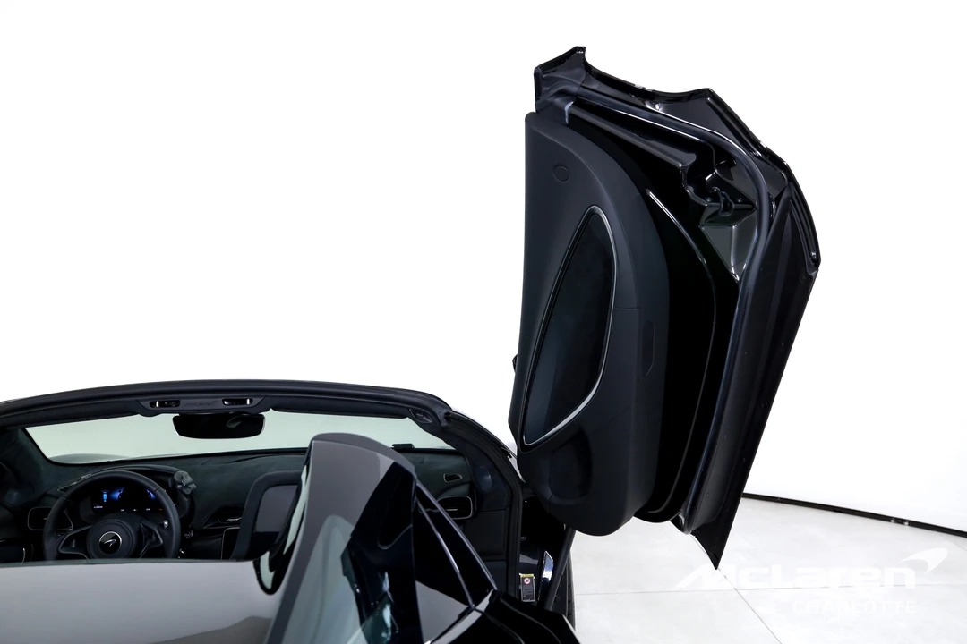 2026 McLaren Artura Spider - Image 19 of 31