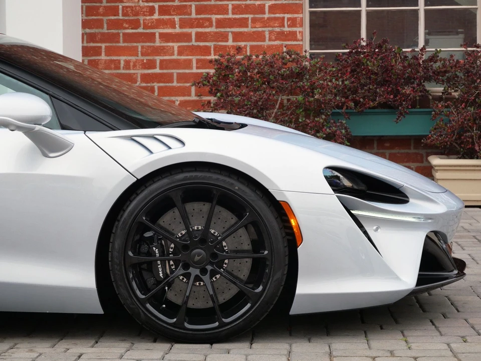 2026 McLaren Artura - Image 14 of 22