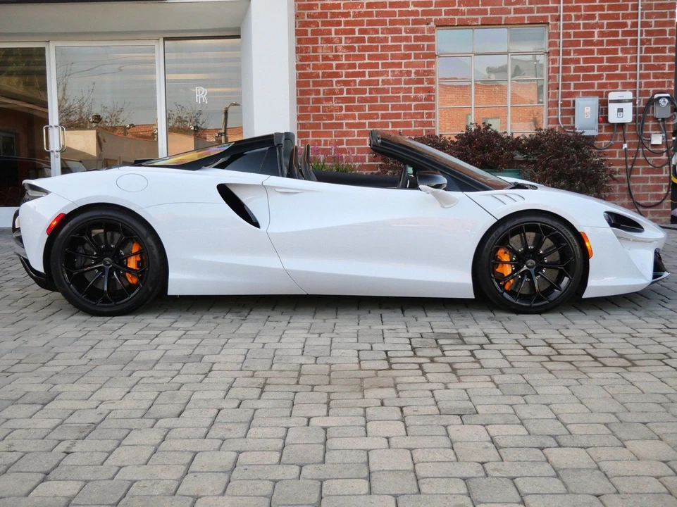 2026 McLaren Artura Spider - Image 3 of 23