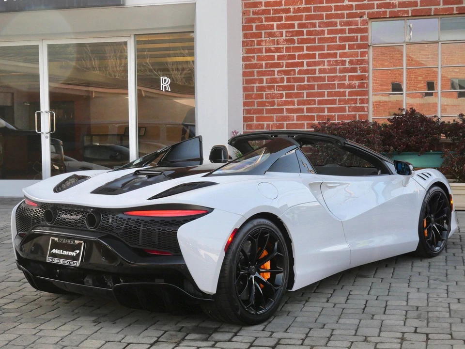 2026 McLaren Artura Spider - Image 4 of 23