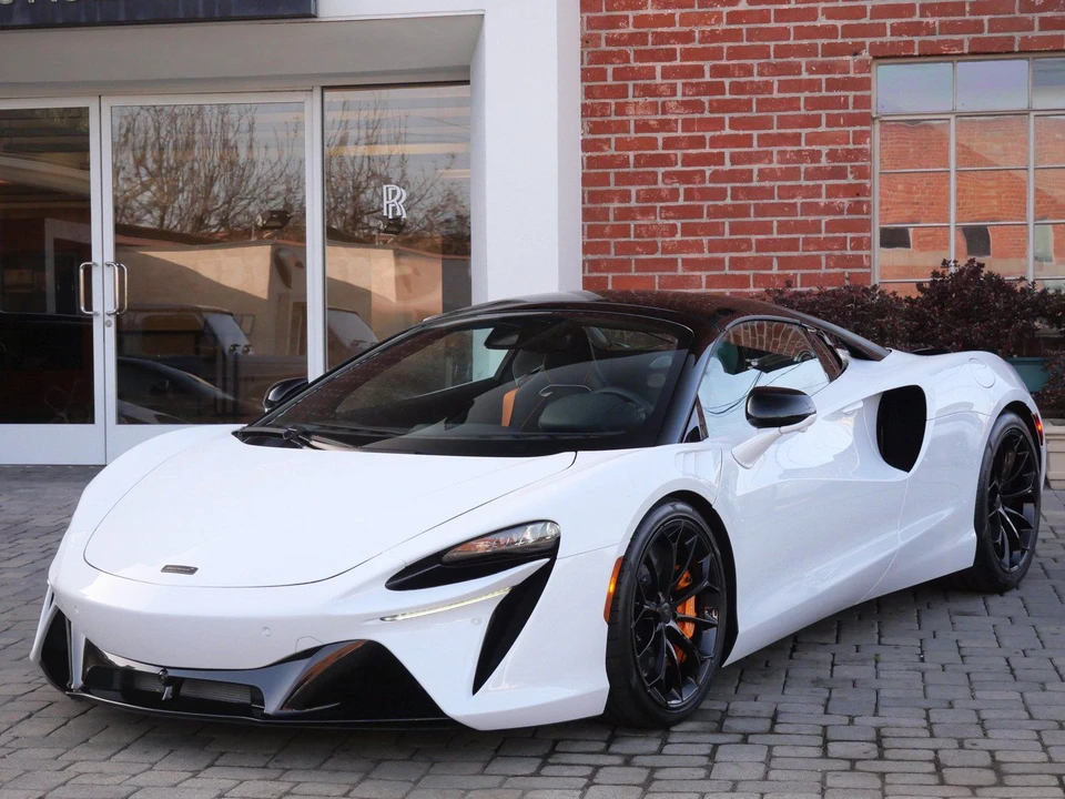 2026 McLaren Artura Spider - Image 17 of 23