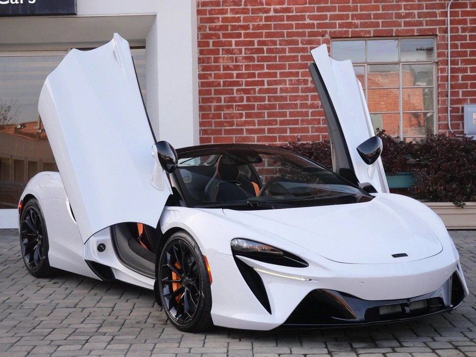 2026 McLaren Artura Spider - Image 15 of 23