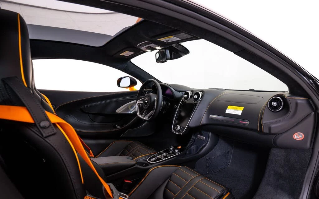 2026 McLaren GT - Image 23 of 25