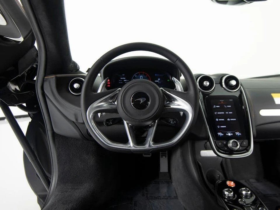 2026 McLaren GT - Image 15 of 31