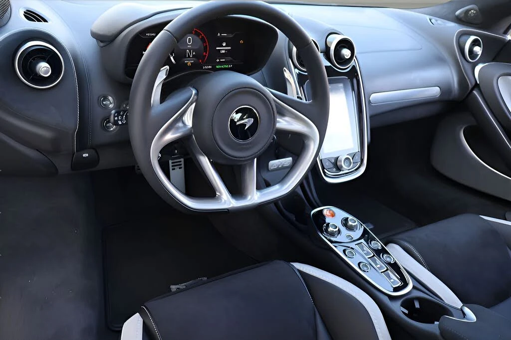 2026 McLaren GT - Image 10 of 25