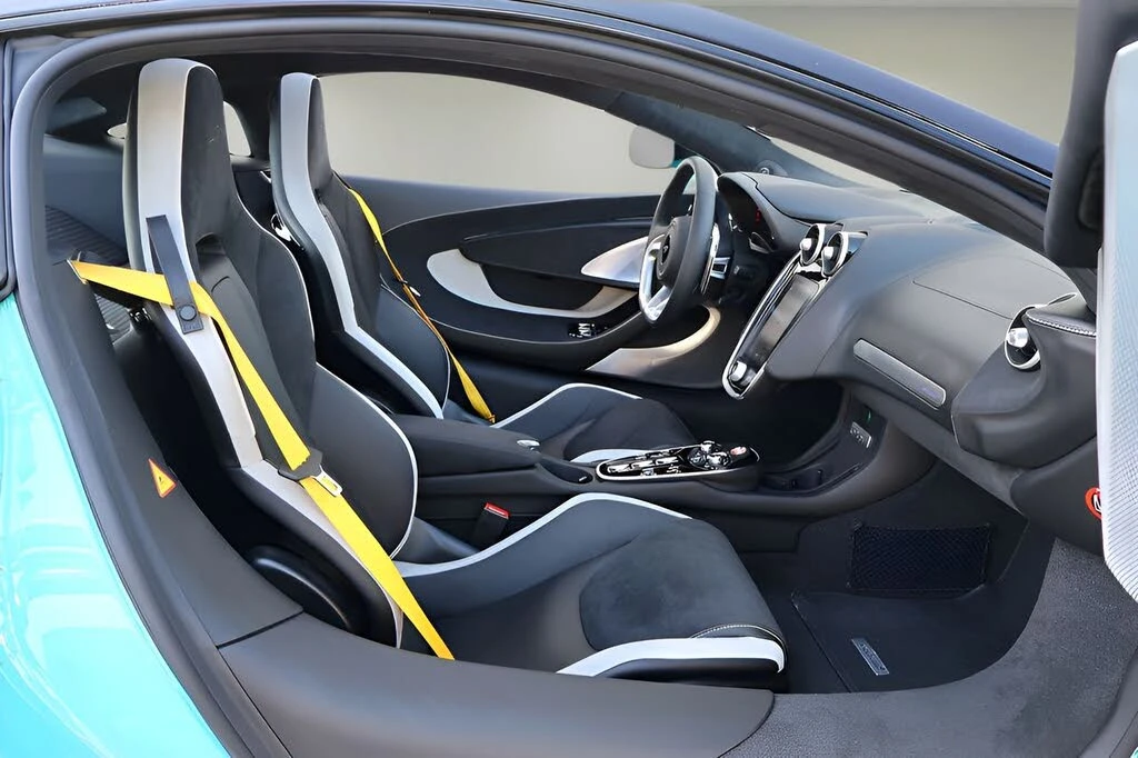2026 McLaren GT - Image 13 of 25