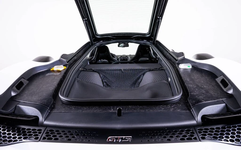 2026 McLaren GT - Image 23 of 24