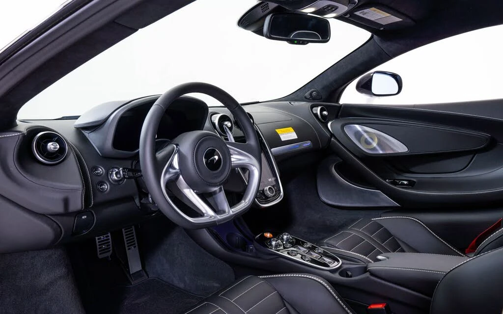 2026 McLaren GT - Image 17 of 24