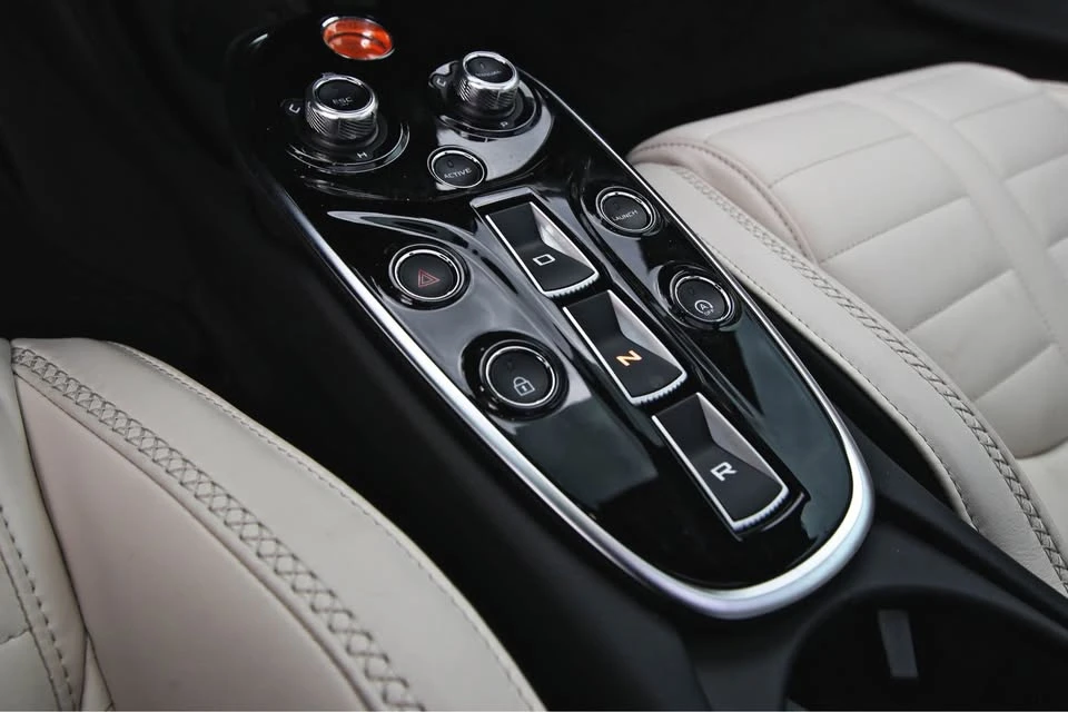 2026 McLaren GT - Image 12 of 15