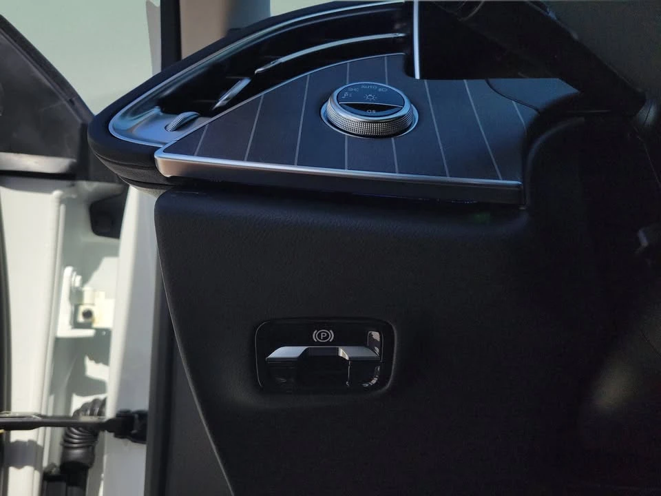 2026 Mercedes-Benz W214 E-Class - Image 10 of 17