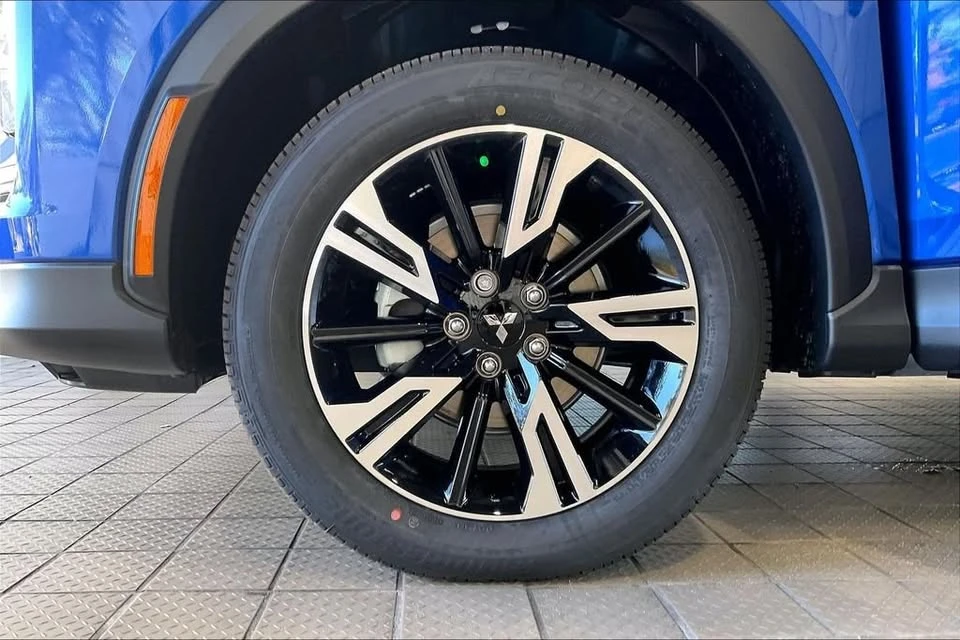 2026 Mitsubishi Eclipse Cross - Image 12 of 14