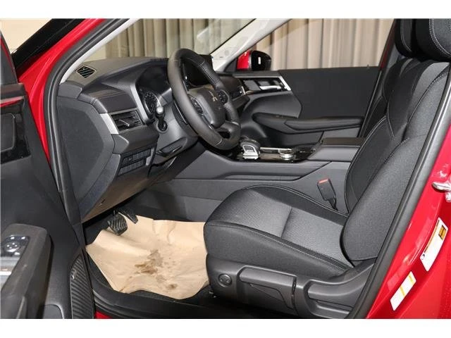 2026 Mitsubishi Outlander - Image 13 of 20