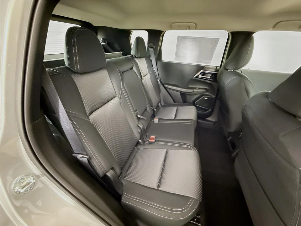 2026 Mitsubishi Outlander - Image 18 of 21