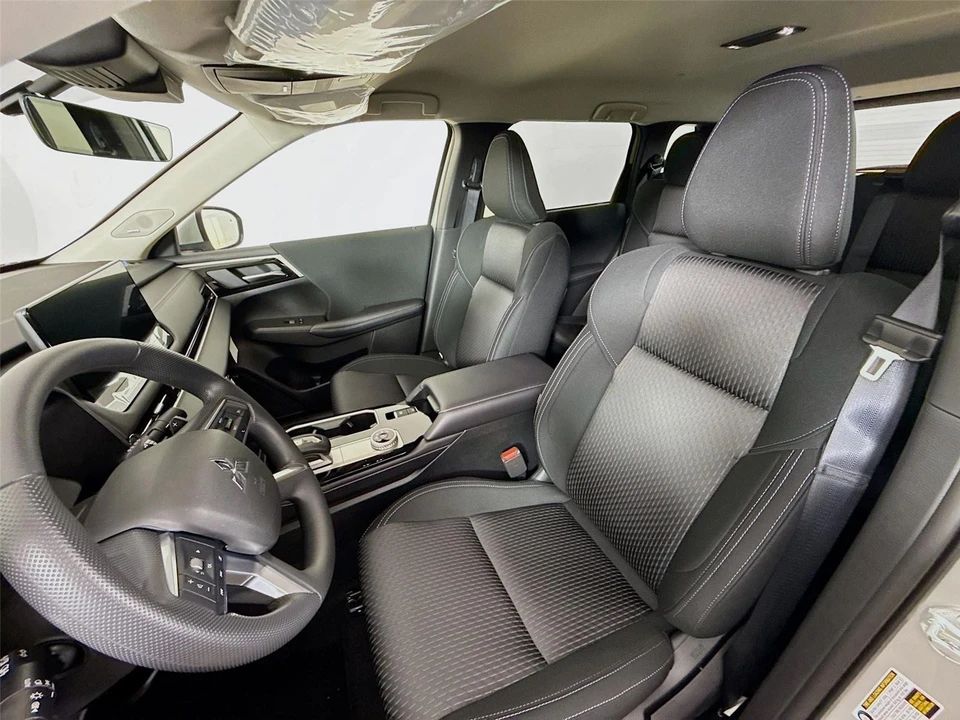 2026 Mitsubishi Outlander - Image 2 of 21