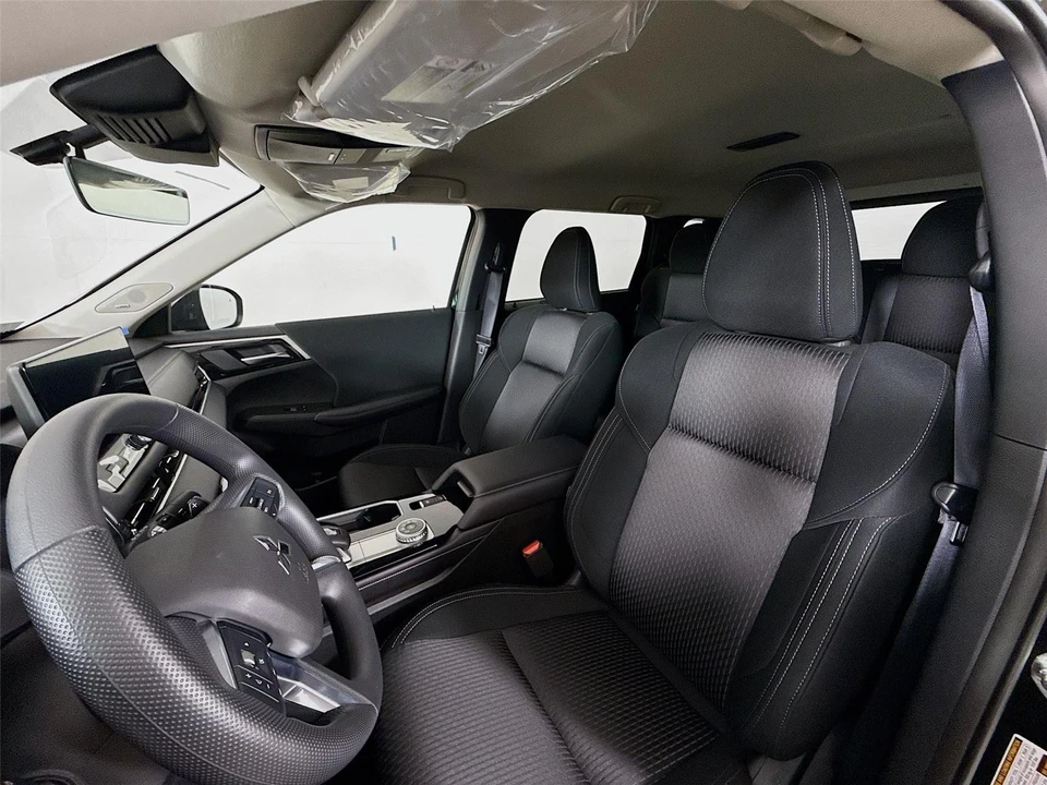 2026 Mitsubishi Outlander - Image 2 of 21
