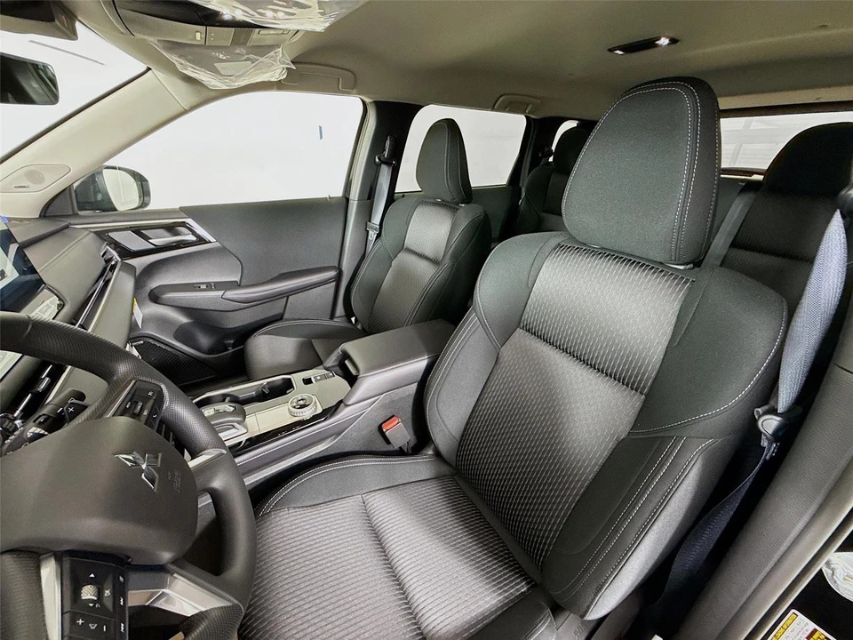 2026 Mitsubishi Outlander - Image 2 of 21