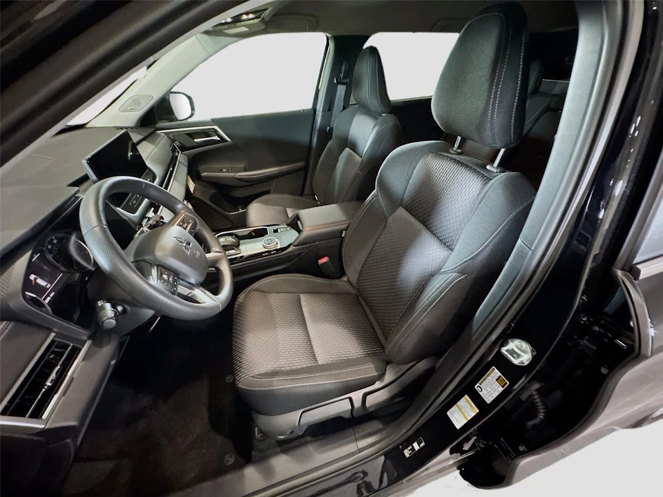 2026 Mitsubishi Outlander - Image 2 of 21