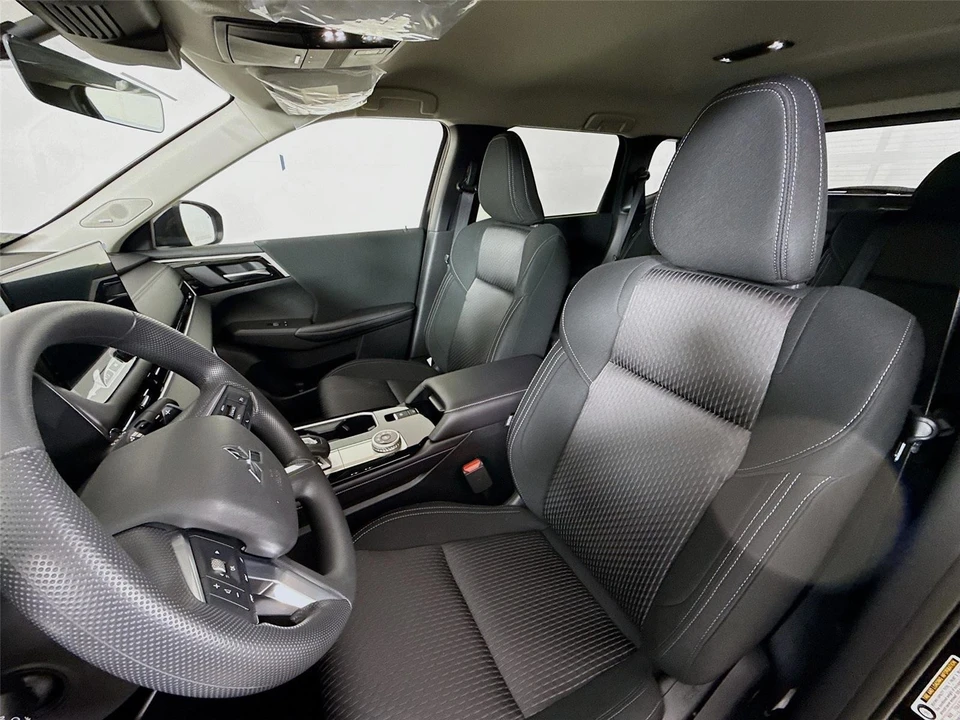 2026 Mitsubishi Outlander - Image 2 of 21