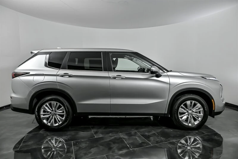2026 Mitsubishi Outlander - Image 9 of 21