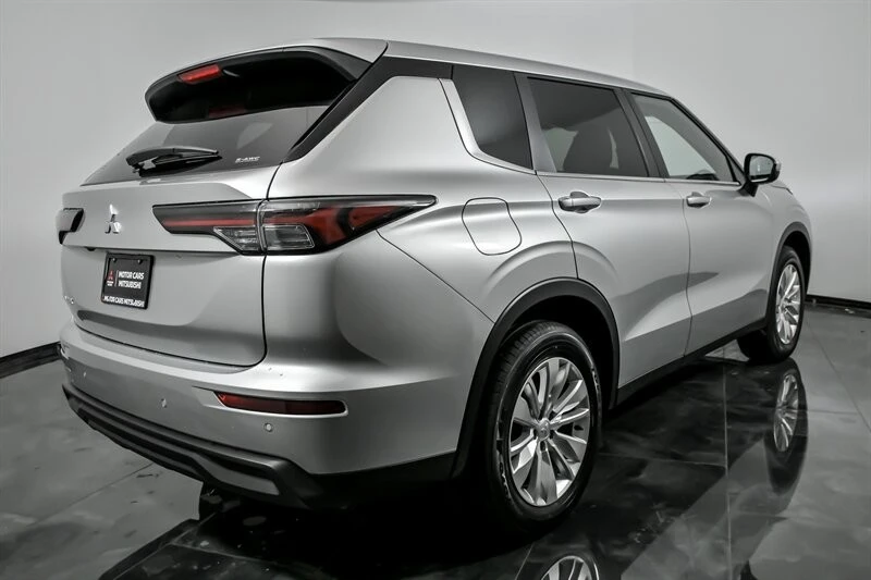 2026 Mitsubishi Outlander - Image 8 of 21