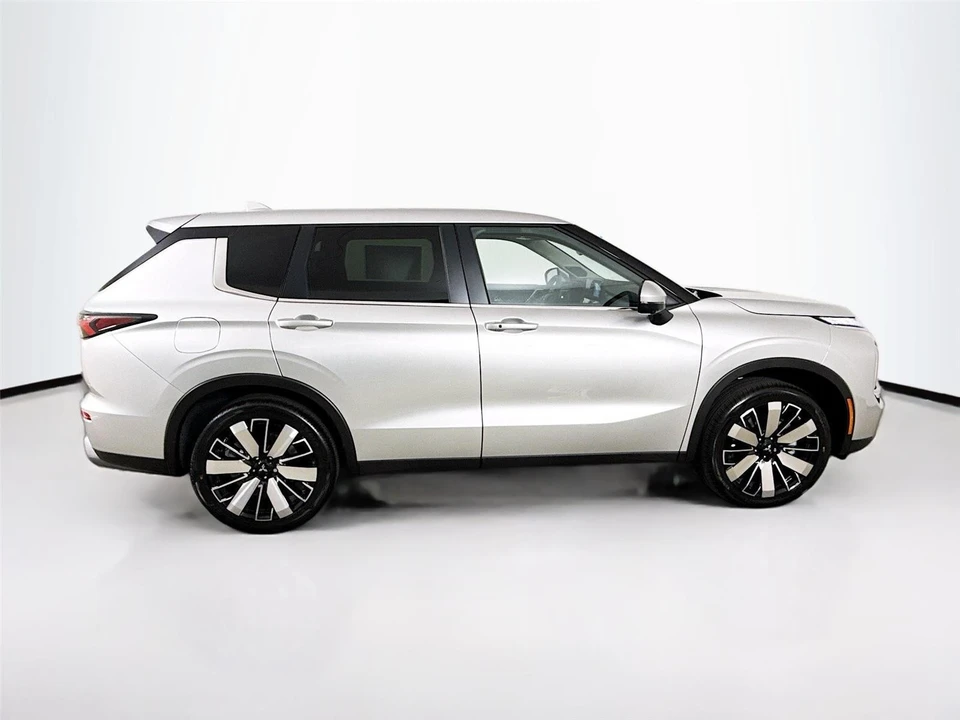 2026 Mitsubishi Outlander - Image 11 of 21