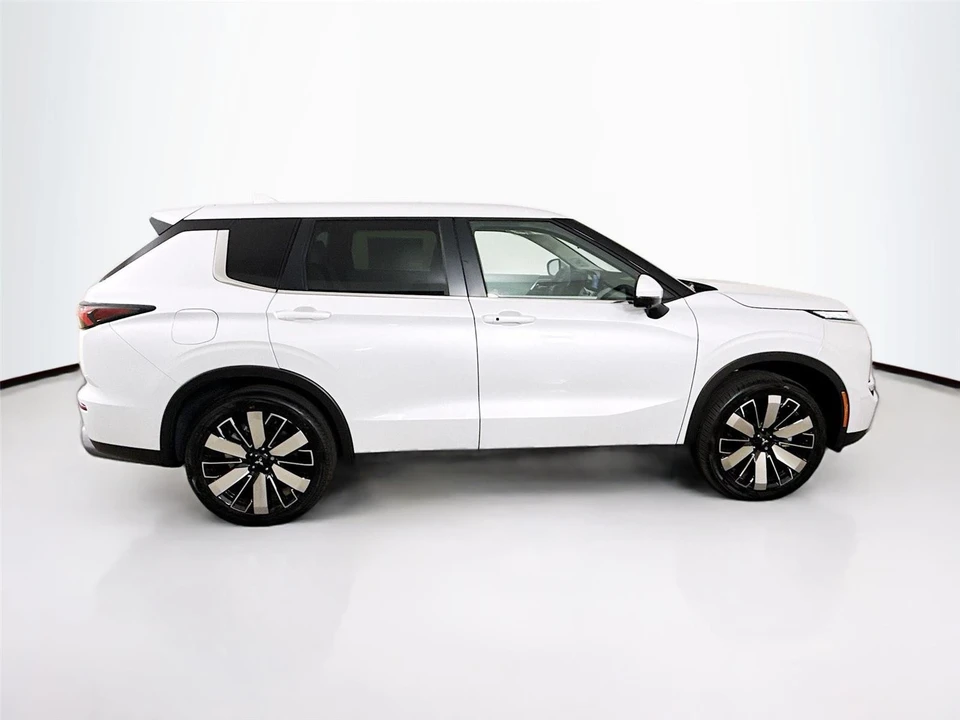 2026 Mitsubishi Outlander - Image 8 of 21