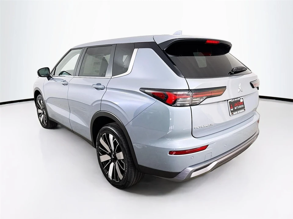 2026 Mitsubishi Outlander - Image 5 of 21