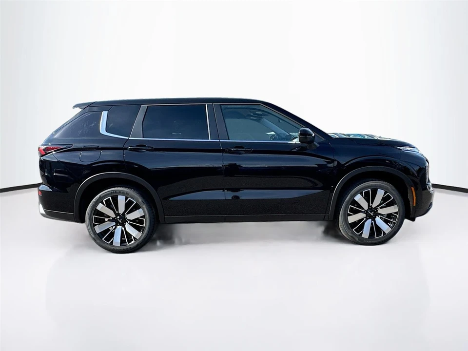 2026 Mitsubishi Outlander - Image 8 of 21