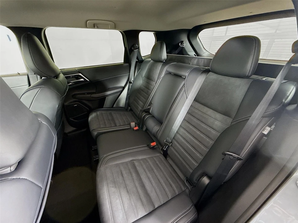 2026 Mitsubishi Outlander - Image 16 of 21