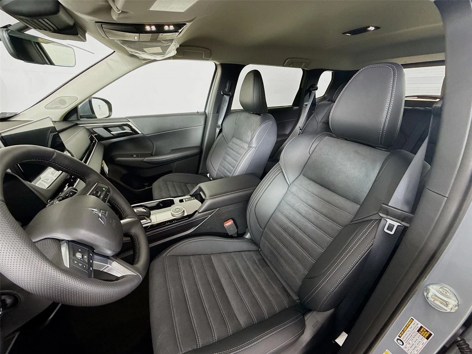 2026 Mitsubishi Outlander - Image 2 of 21