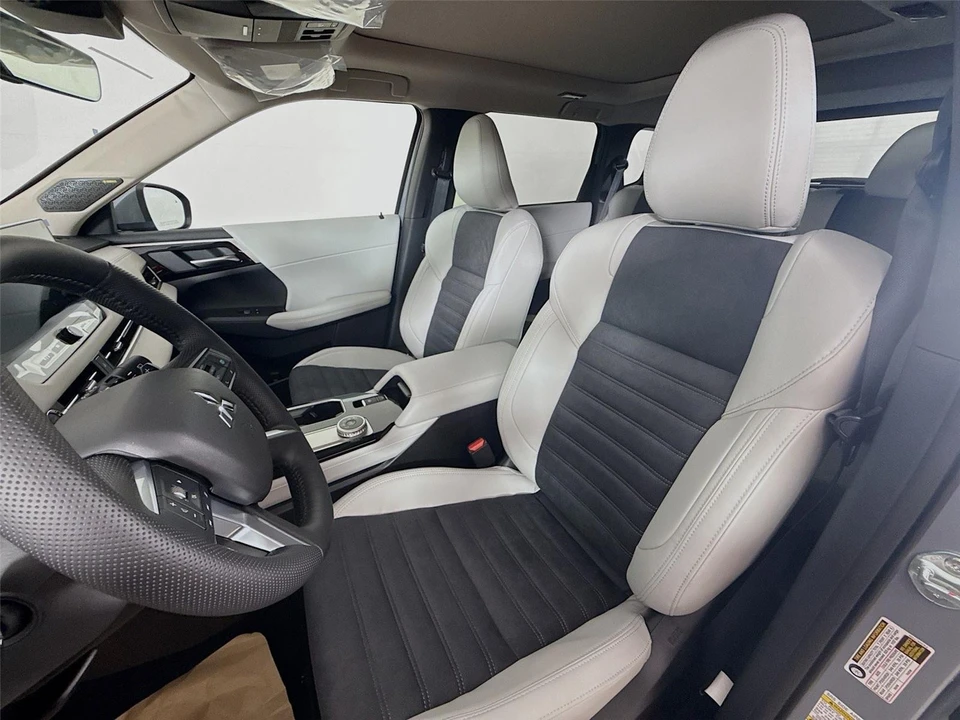 2026 Mitsubishi Outlander - Image 2 of 21