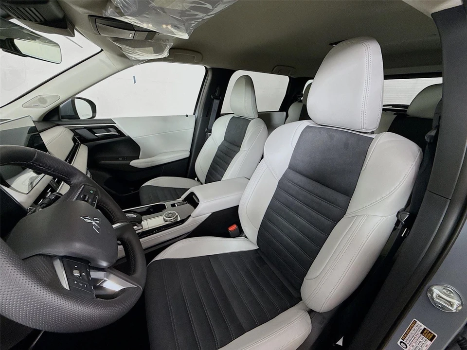 2026 Mitsubishi Outlander - Image 2 of 21
