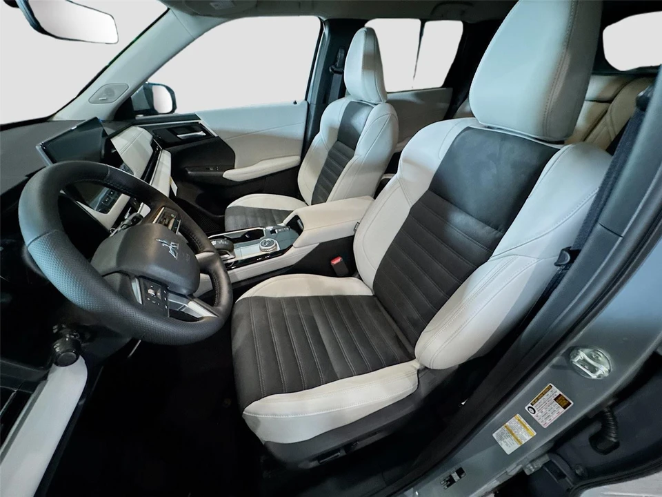 2026 Mitsubishi Outlander - Image 2 of 21