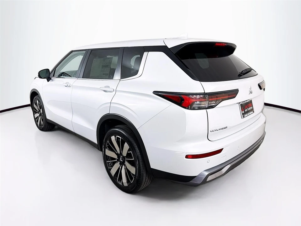 2026 Mitsubishi Outlander - Image 5 of 21