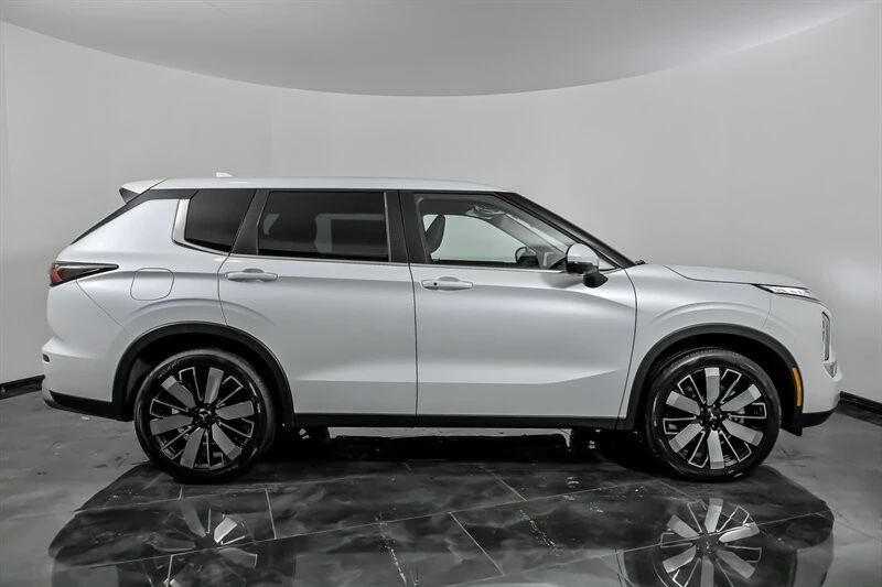 2026 Mitsubishi Outlander - Image 9 of 21