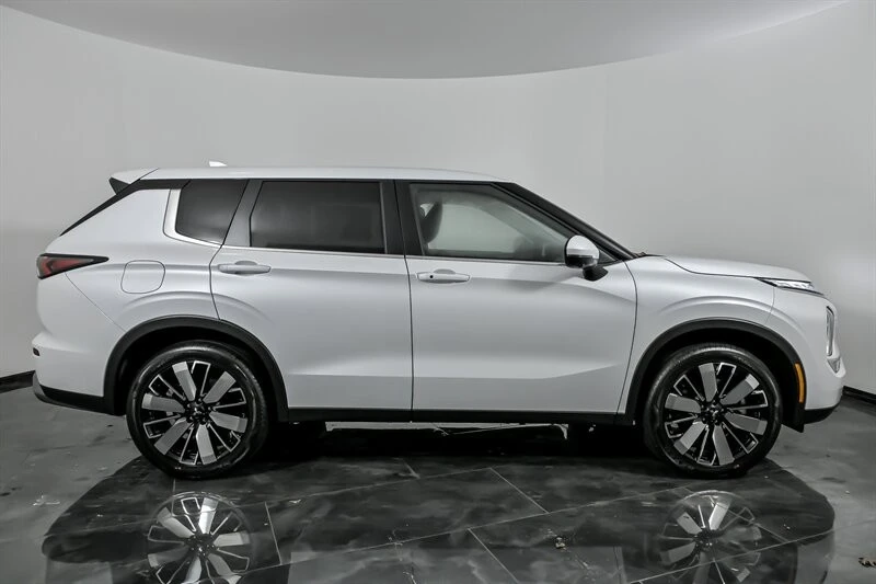 2026 Mitsubishi Outlander - Image 10 of 21