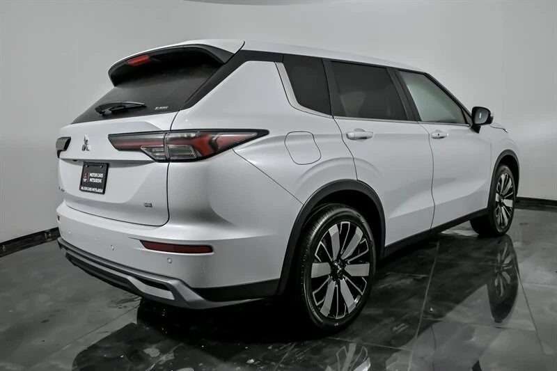 2026 Mitsubishi Outlander - Image 9 of 21
