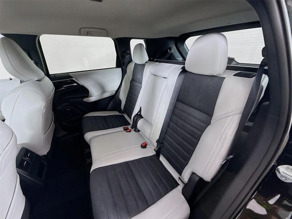 2026 Mitsubishi Outlander - Image 17 of 21