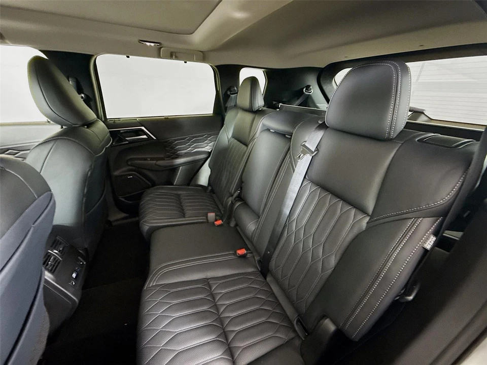 2026 Mitsubishi Outlander - Image 16 of 21