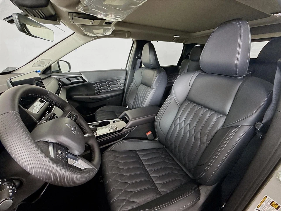 2026 Mitsubishi Outlander - Image 2 of 21