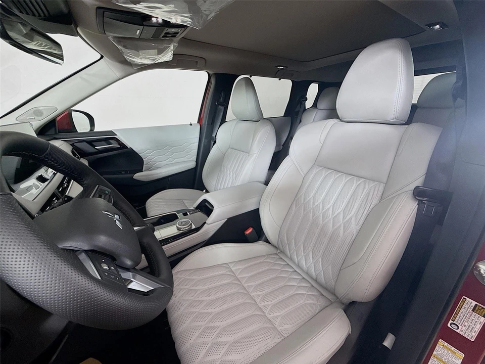 2026 Mitsubishi Outlander - Image 2 of 21