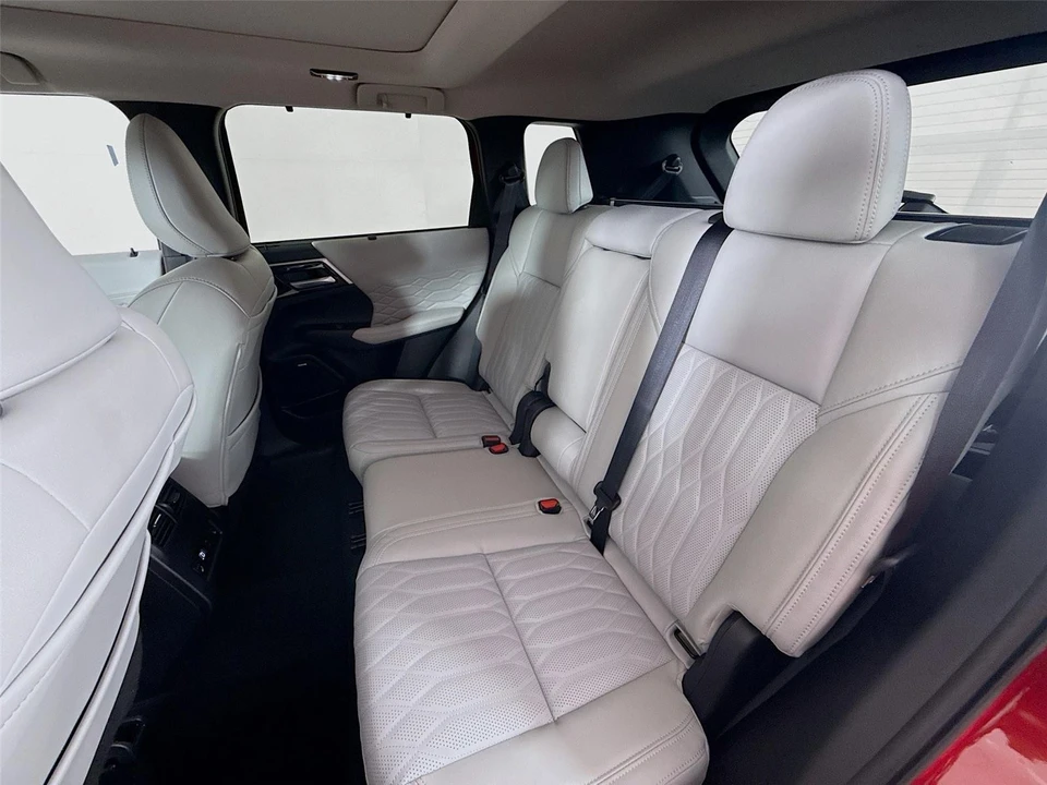 2026 Mitsubishi Outlander - Image 18 of 21
