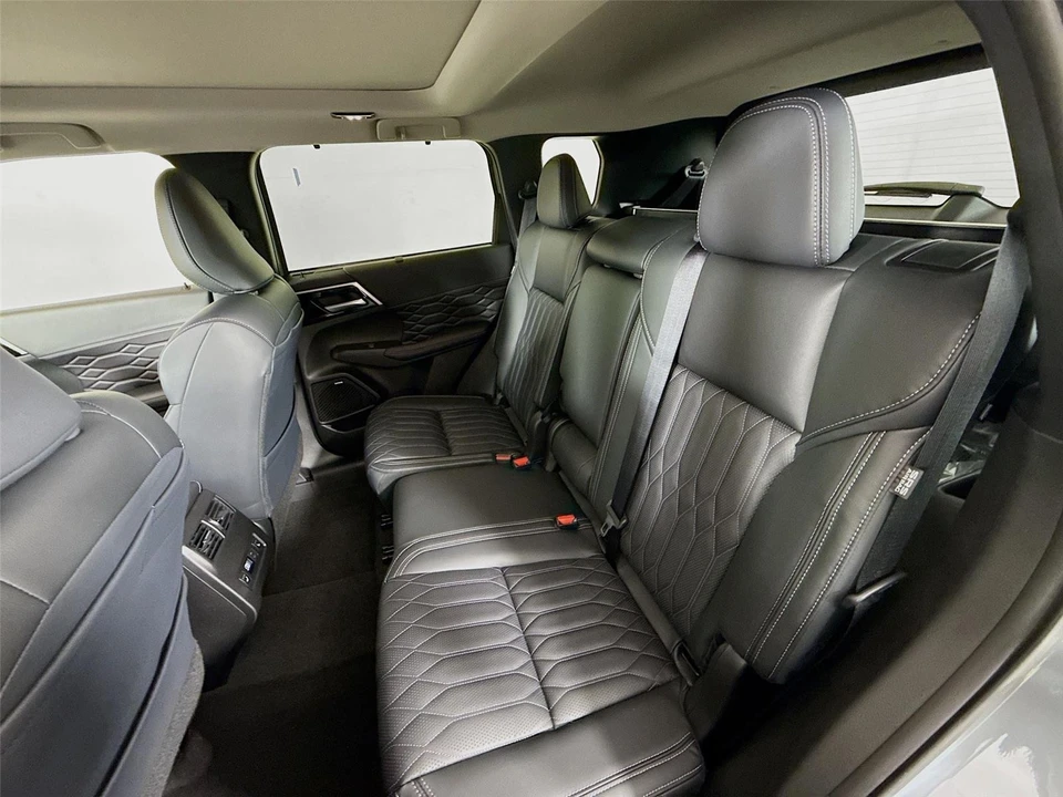 2026 Mitsubishi Outlander - Image 18 of 21