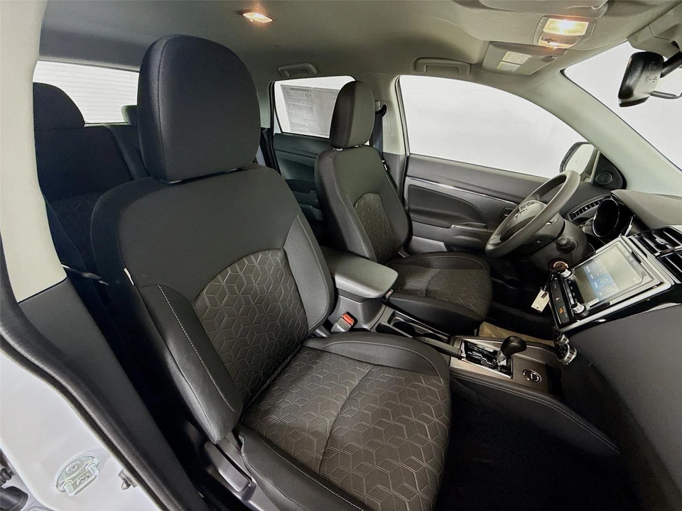 2026 Mitsubishi Outlander - Image 16 of 21