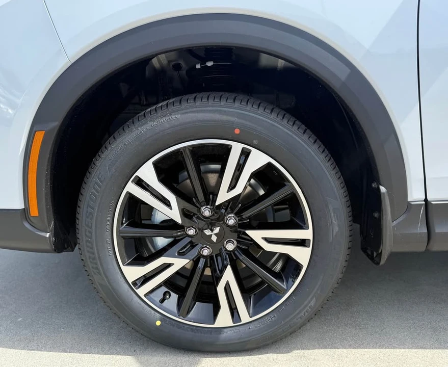 2026 Mitsubishi Eclipse Cross - Image 9 of 17
