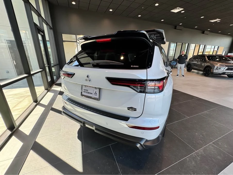 2026 Mitsubishi Outlander - Image 2 of 10