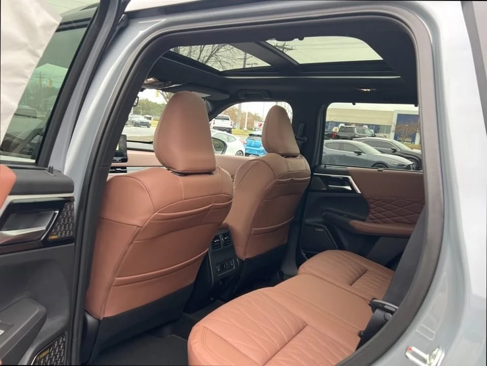2026 Mitsubishi Outlander - Image 8 of 10