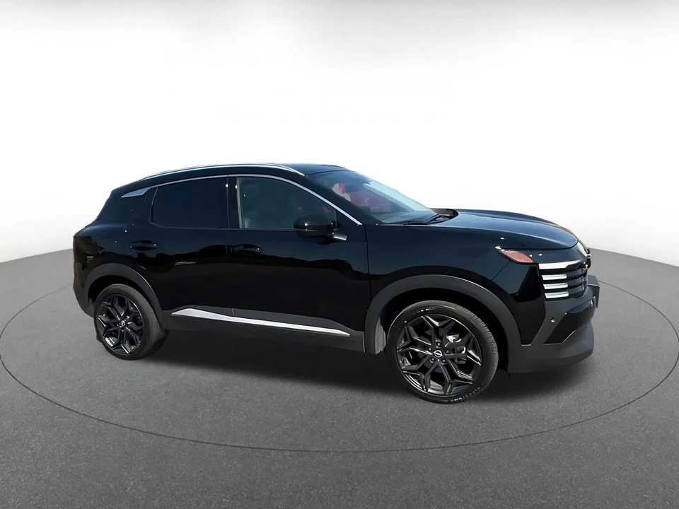 2026 Nissan Kicks - Image 2 of 31
